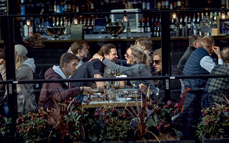 Ο γύρος του COVID σε 365 μέρες-1