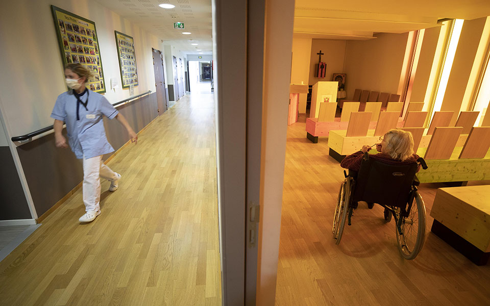 γαλλία-οι-μισοί-εργαζόμενοι-σε-γηροκο-561281767