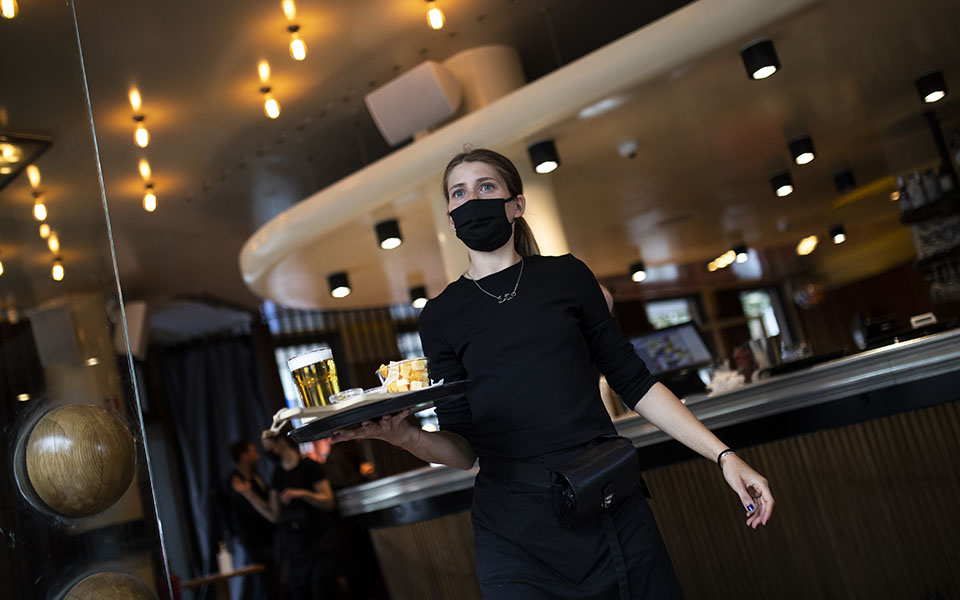 εργάζονταν-στην-επιχείρηση-πληρώνον-561281833