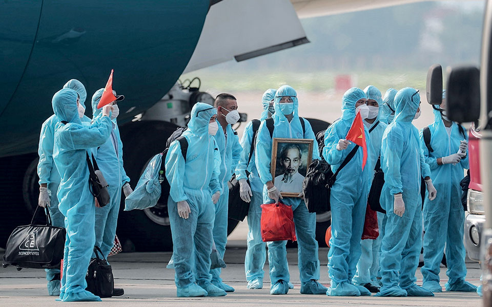 Ο γύρος του COVID σε 365 μέρες-2