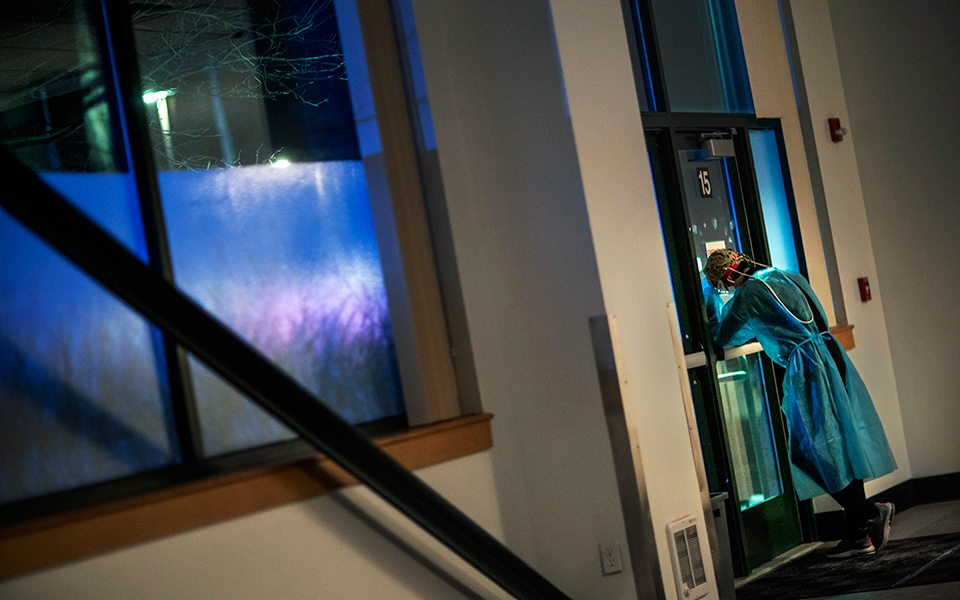 κορωνοϊός-1-496-νέα-κρούσματα-707-διασωληνω-561308077