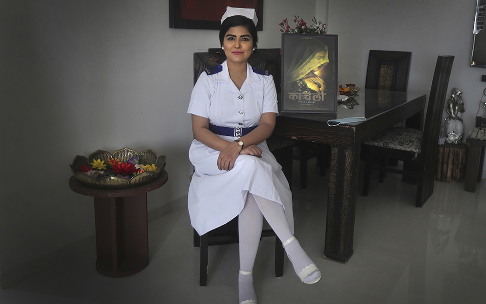 «Δεν θα τα παρατήσω»: Μικρές ιστορίες θάρρους και αυτοθυσίας από τη μάχη κατά της Covid-3