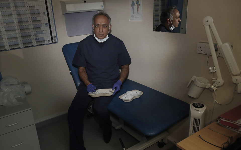 «Δεν θα τα παρατήσω»: Μικρές ιστορίες θάρρους και αυτοθυσίας από τη μάχη κατά της Covid-2