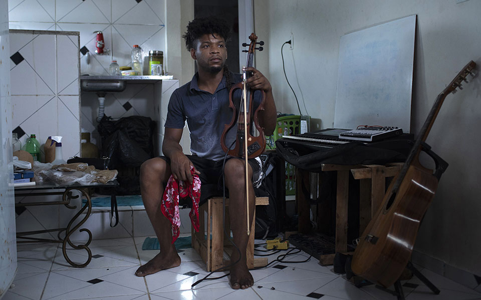 «Δεν θα τα παρατήσω»: Μικρές ιστορίες θάρρους και αυτοθυσίας από τη μάχη κατά της Covid-7