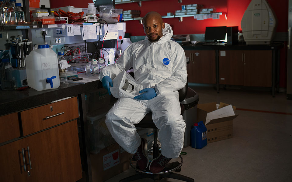 «Δεν θα τα παρατήσω»: Μικρές ιστορίες θάρρους και αυτοθυσίας από τη μάχη κατά της Covid-8