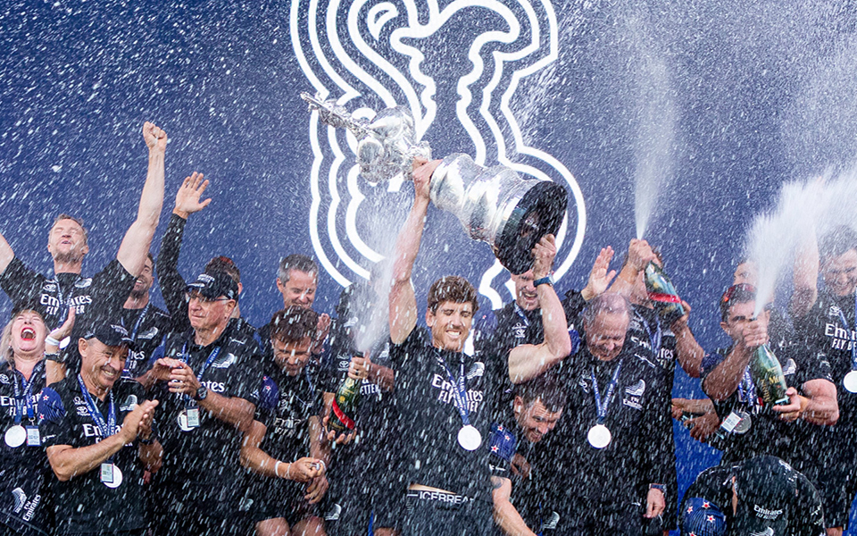 η-omega-στο-βάθρο-του-νικητή-στο-americas-cup-561297526