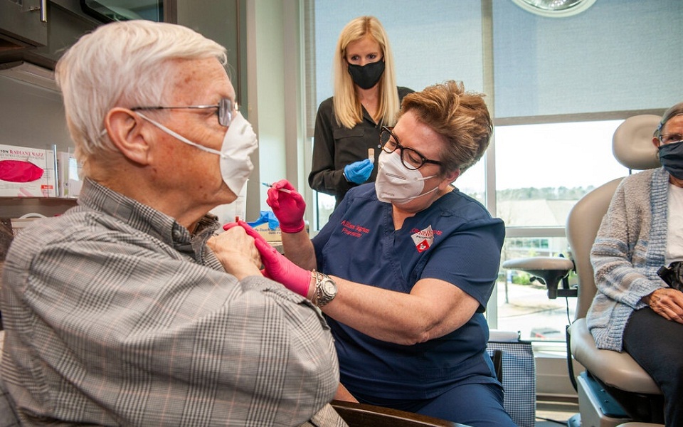 οι-ελάχιστοι-που-μολύνονται-από-κορων-561290899