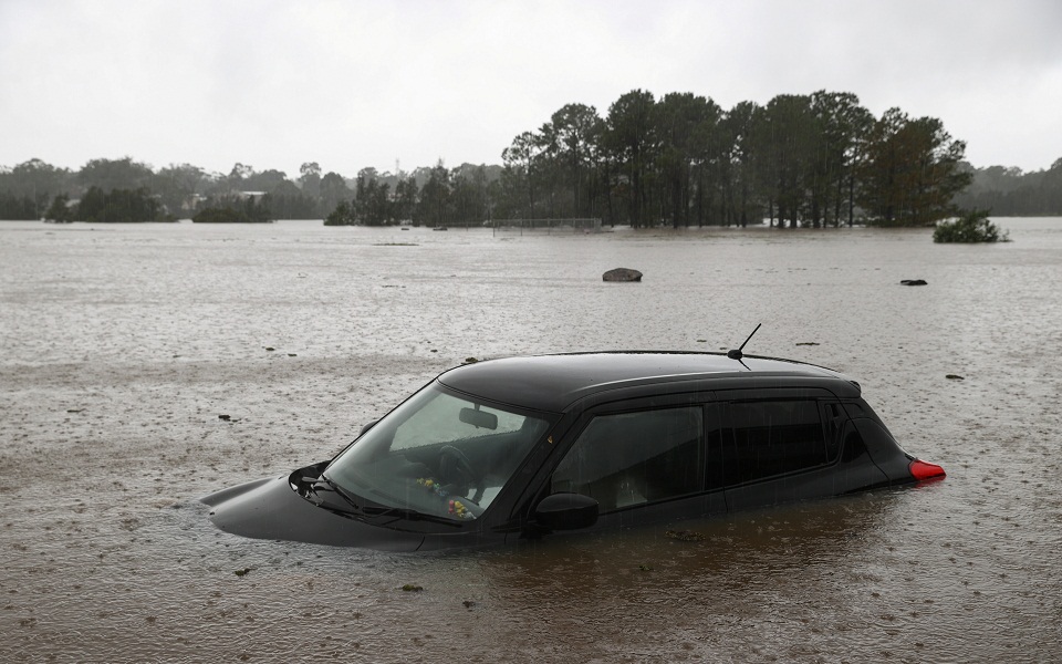 Χιλιάδες Αυστραλοί εγκαταλείπουν τις πλημμυρισμένες περιοχές τους (εικόνες)-1