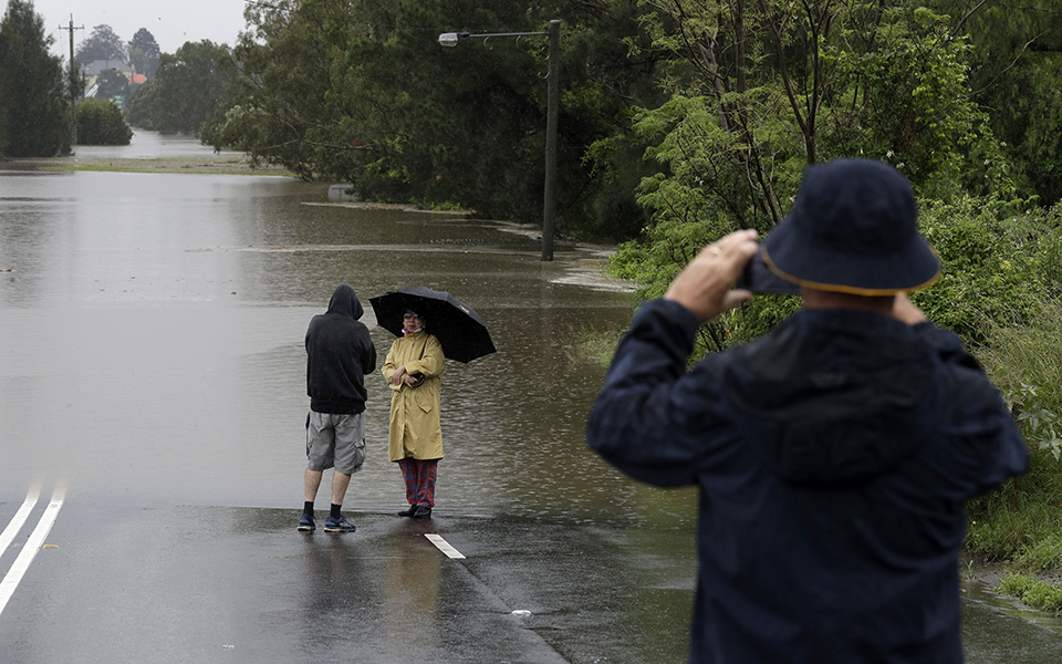 Χιλιάδες Αυστραλοί εγκαταλείπουν τις πλημμυρισμένες περιοχές τους (εικόνες)-3