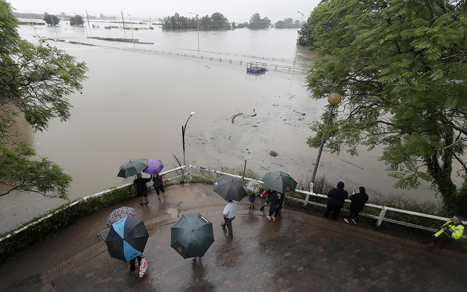 Χιλιάδες Αυστραλοί εγκαταλείπουν τις πλημμυρισμένες περιοχές τους (εικόνες)-5