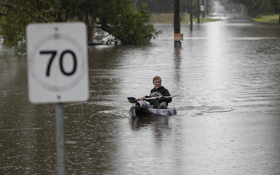 Χιλιάδες Αυστραλοί εγκαταλείπουν τις πλημμυρισμένες περιοχές τους (εικόνες)-2