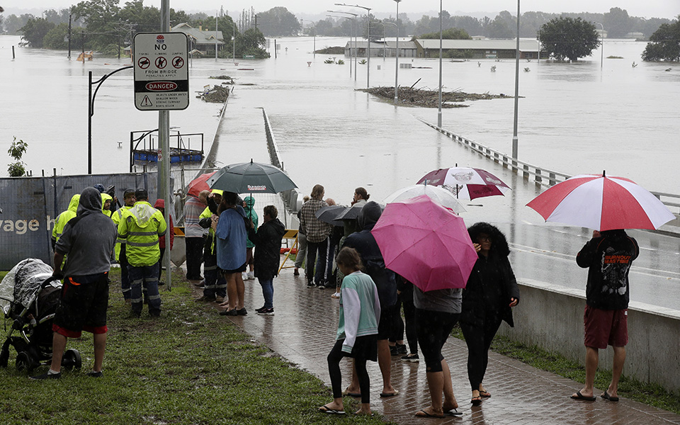 Χιλιάδες Αυστραλοί εγκαταλείπουν τις πλημμυρισμένες περιοχές τους (εικόνες)-6