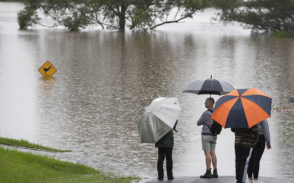 Χιλιάδες Αυστραλοί εγκαταλείπουν τις πλημμυρισμένες περιοχές τους (εικόνες)-4