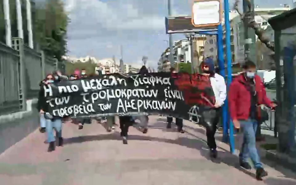 φέιγ-βολάν-έξω-από-την-πρεσβεία-των-ηπα-561289765