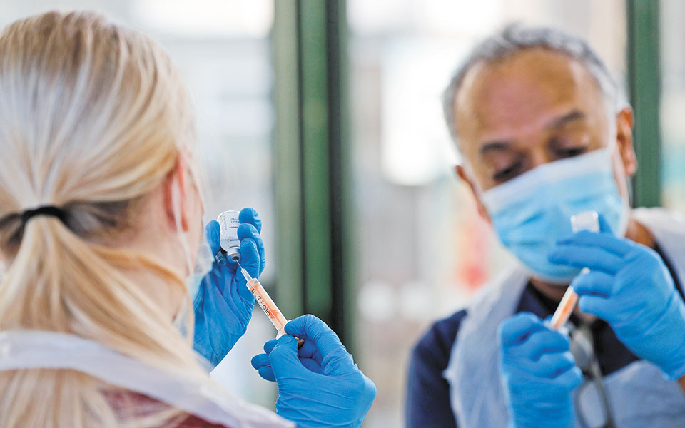 γαλλία-aλλαγή-στη-στρατηγική-εμβολιασ-561282205