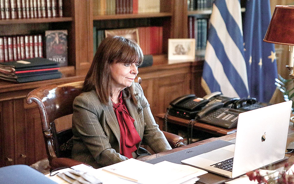 ο-διπλός-αγώνας-των-γυναικών-στην-πανδ-561284803