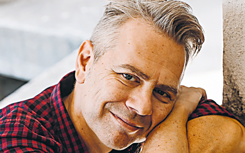 ενα-εικοσιτετράωρο-με-τον-τραγουδιστ-561293920