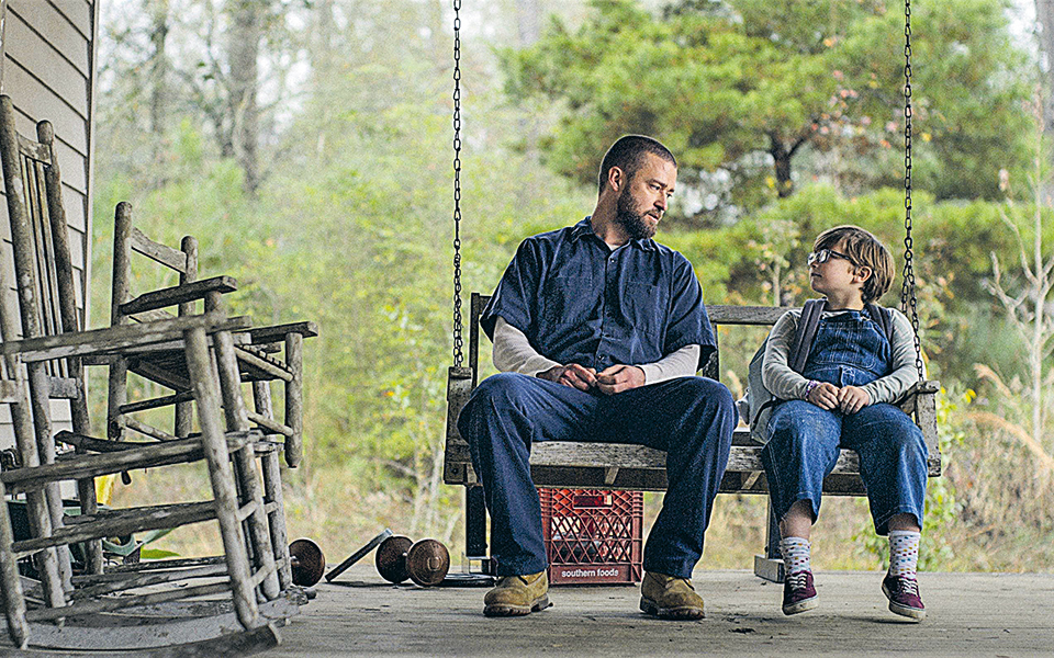απόβλητοι-στην-ξεχασμένη-επαρχιακ-561294073