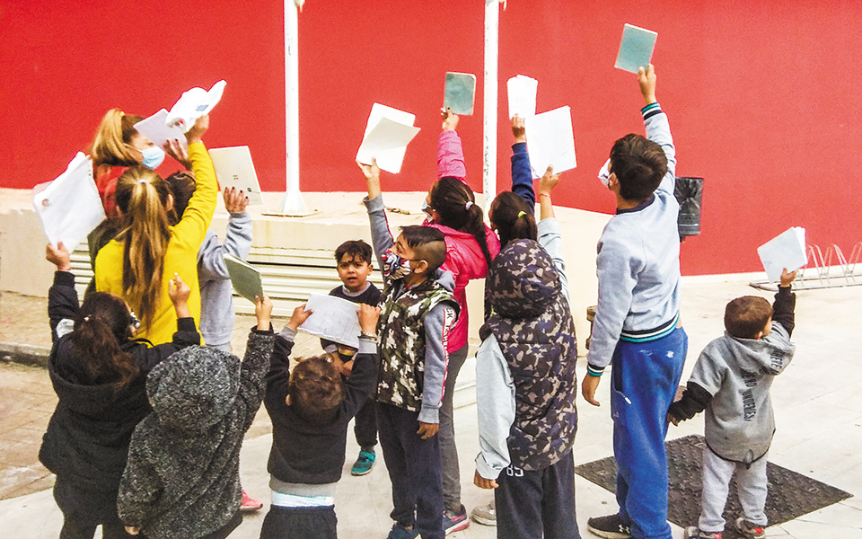 οι-αόρατοι-της-κοινωνίας-και-το-εμβό-561294601