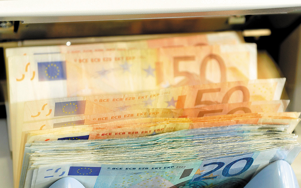 γέφυρα-επιβίωσης-για-πάνω-από-100-000-επιχ-561294877