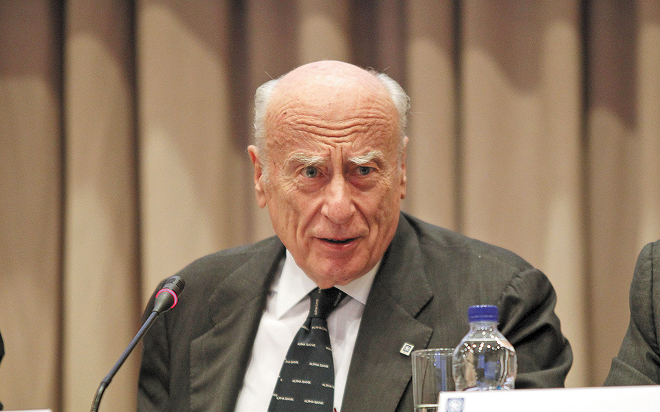 με-σιδερένια-γροθιά-σε-βελούδινο-γάντ-561294760