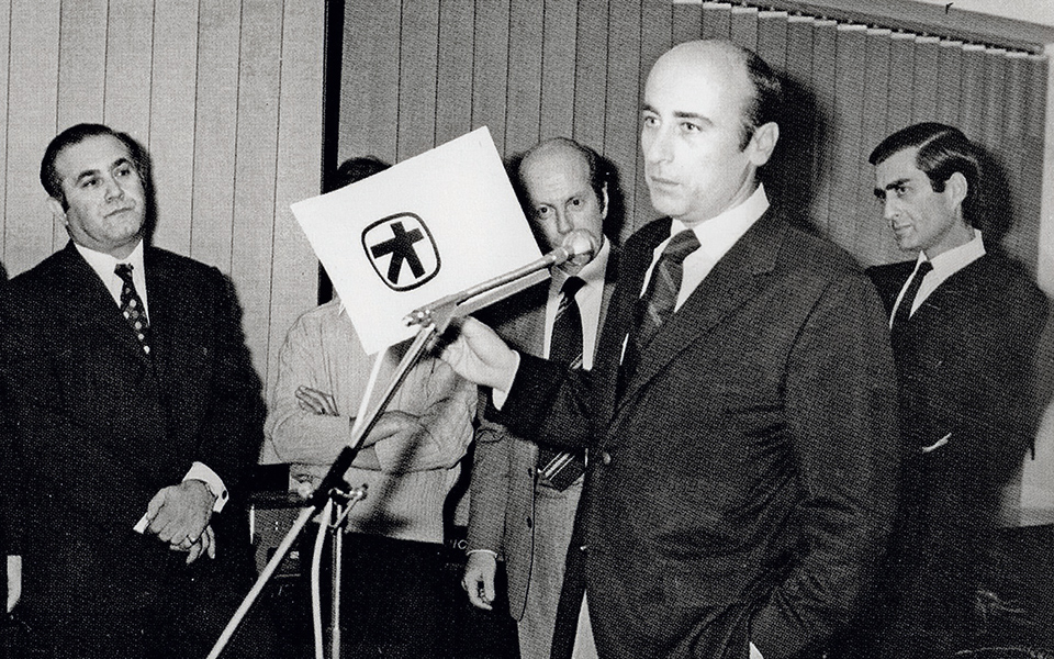 είναι-η-ιστορία-του-σύγχρονου-τραπεζι-561294739