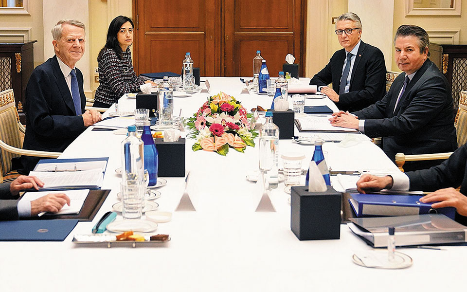 επαφές-με-σκληρή-γραμμή-από-αγκυρα-561296938