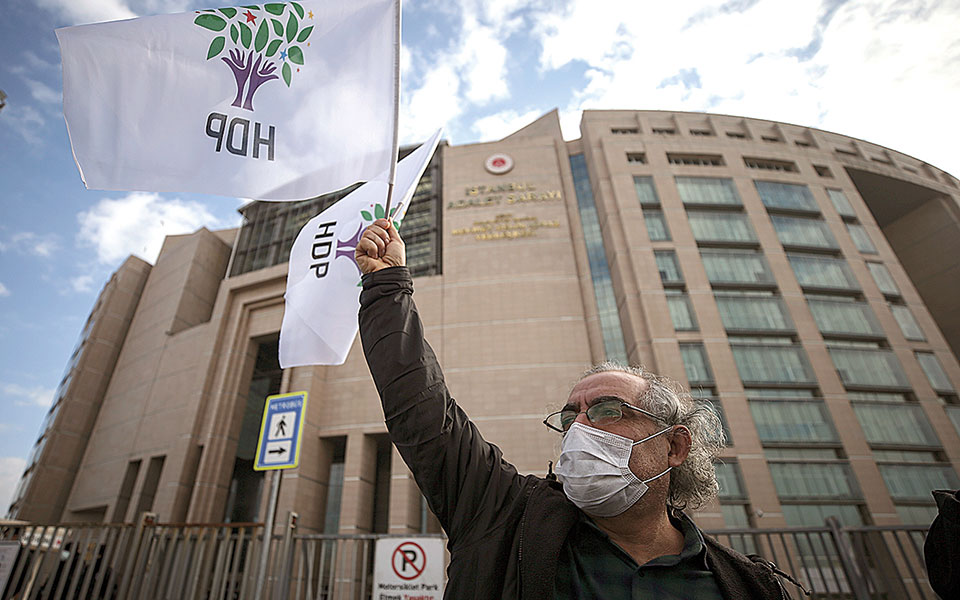 να-τεθεί-εκτός-νόμου-το-φιλοκουρδικό-hdp-561299629