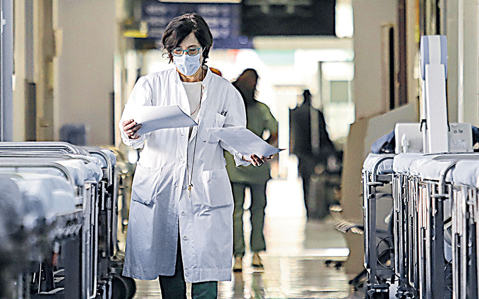 επιστράτευση-ιατρών-και-self-testing-τα-δύο-νέα-561303571