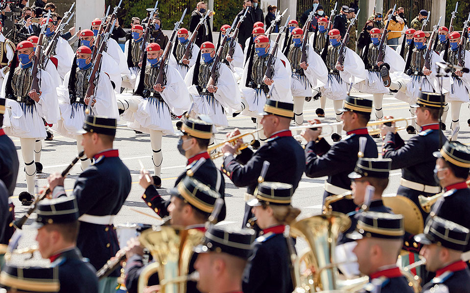 παρέλαση-που-τίμησε-τη-μεγάλη-επέτειο-561308470