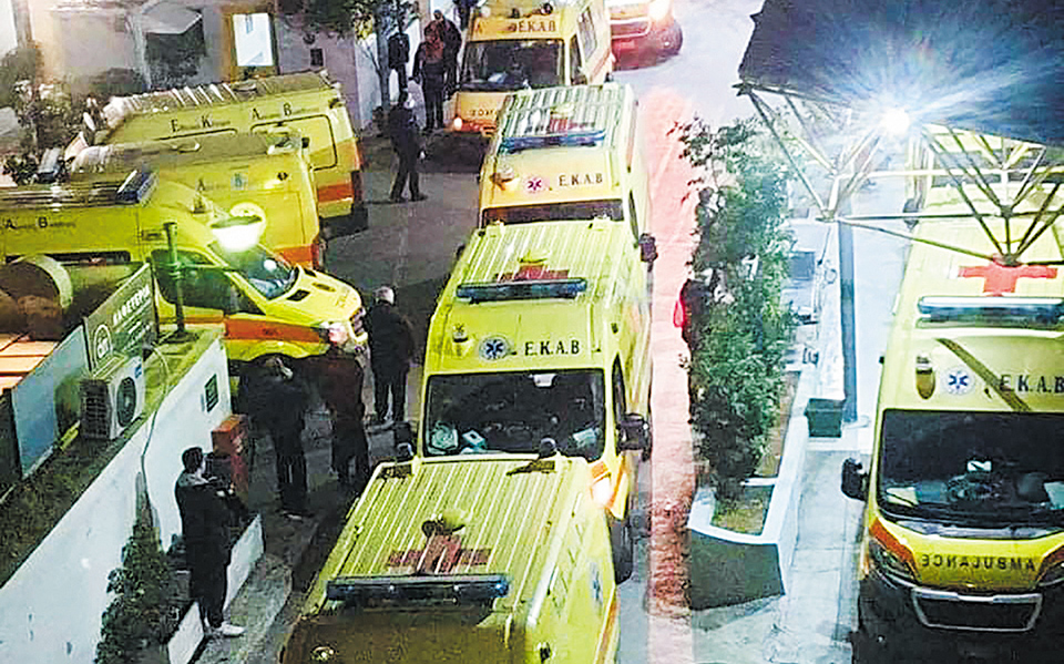 covid-19-οι-γιατροί-με-τα-φύλλα-πορείας-561309526