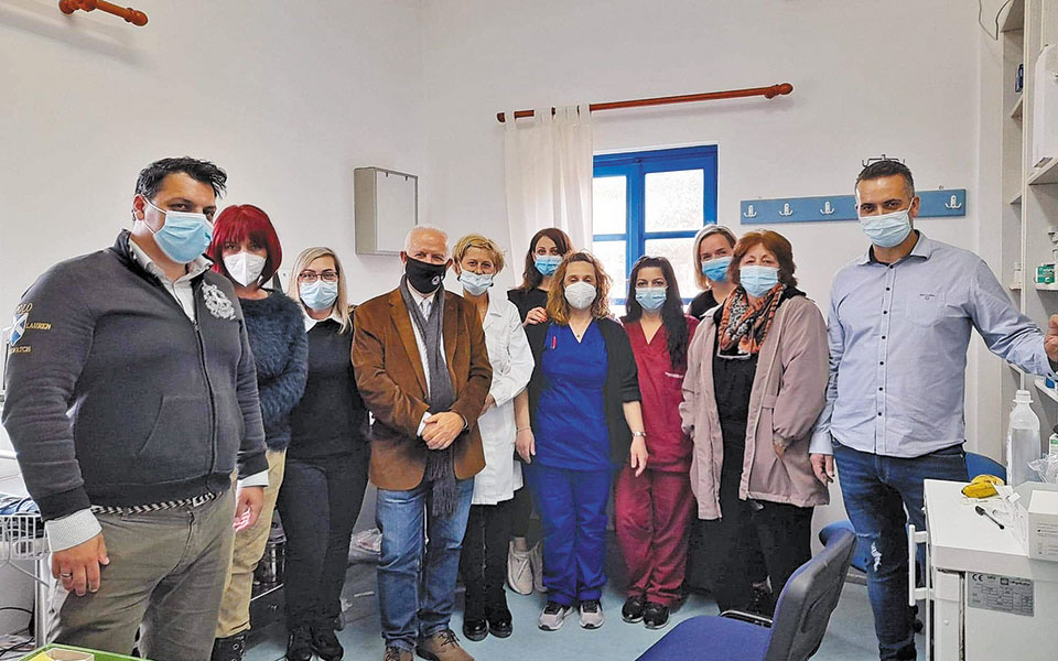 Η μικρούλα Θηρασιά εμβολιάστηκε πρώτη από όλες τις Κυκλάδες-2