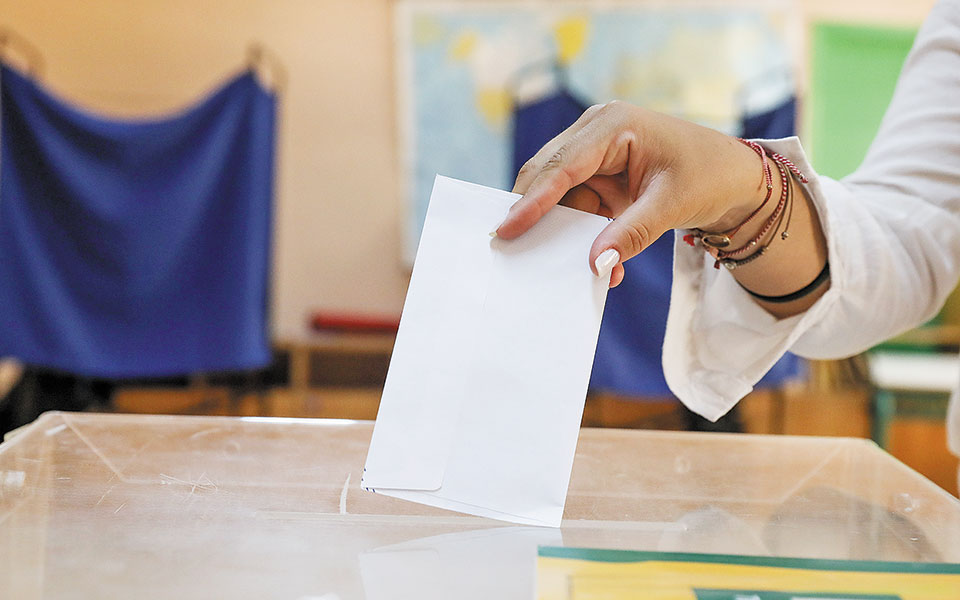 ο-δικομματισμός-τρώει-τους-μικρούς-561312460