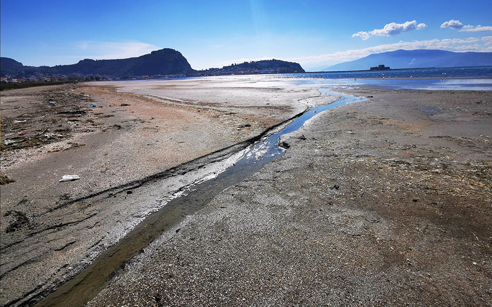 η-άμπωτη-στέγνωσε-τη-θάλασσα-561290647