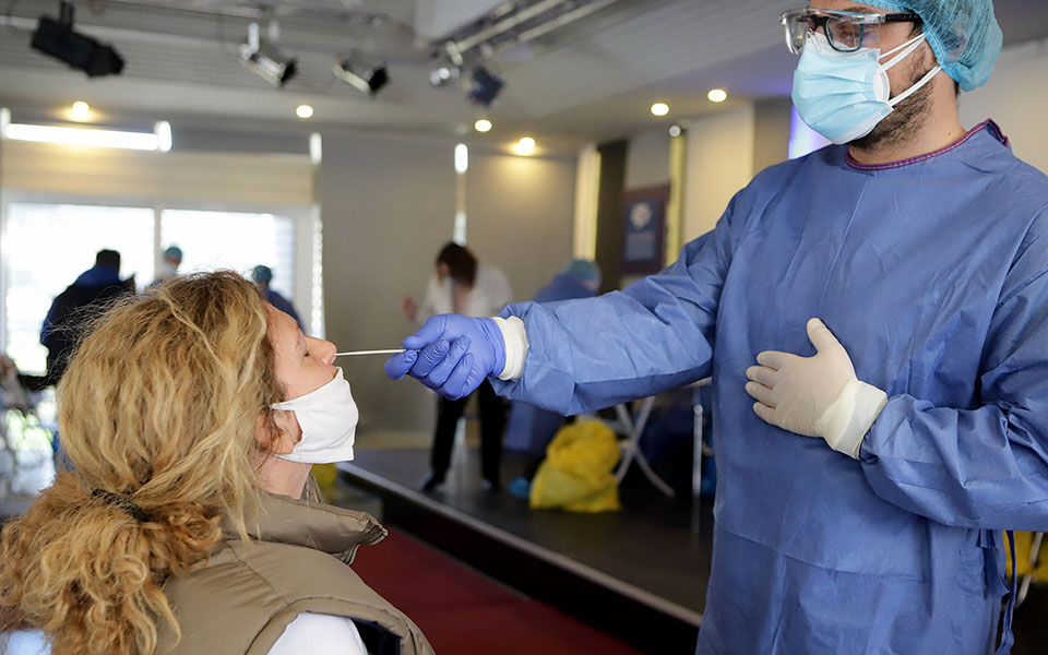 άνοιγμα-με-πολλά-rapid-tests-561297076