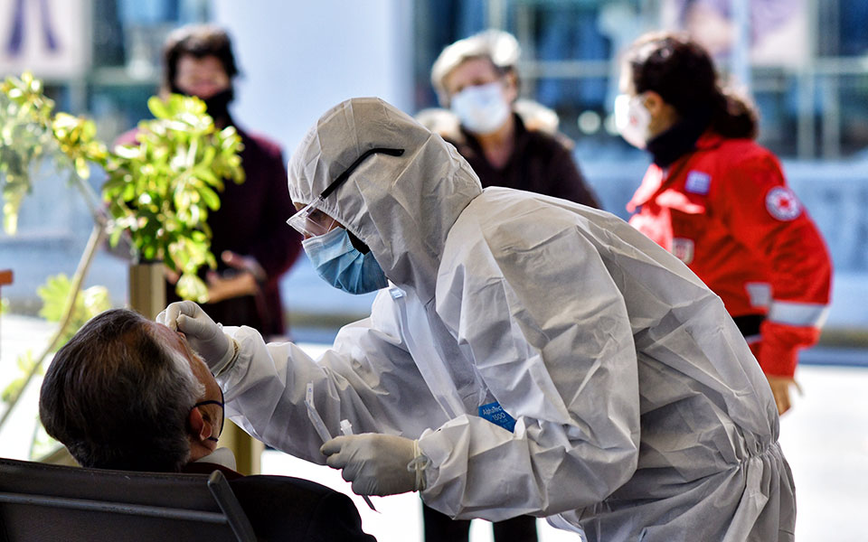 Nέα στρατηγική με rapid test – «Όχι» σε μετακινήσεις εκτός δήμου με το «6»-1