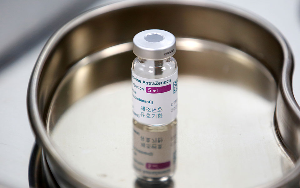 astrazeneca-επανεκκινούν-και-στη-γερμανία-οι-εμ-561296956