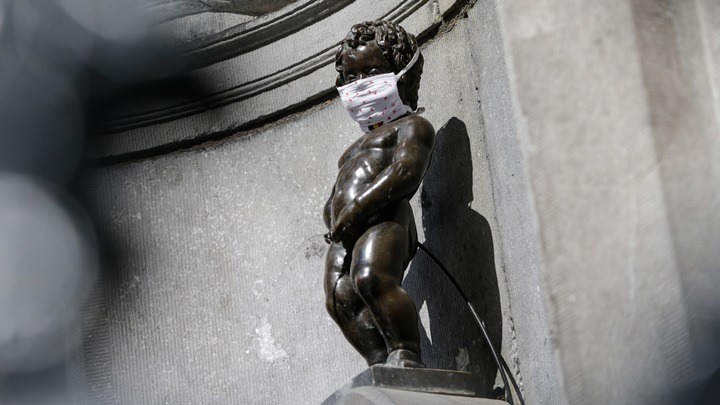 το-manneken-pis-ντύνεται-ευζωνάκι-561299221
