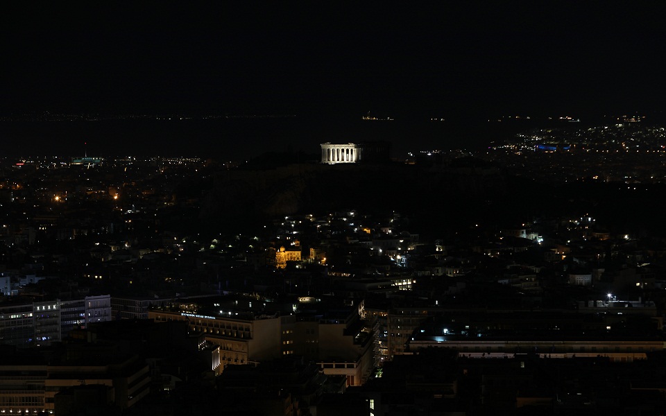 Τα κτίρια-σύμβολα της χώρας συμμετείχαν στην Ώρα της Γης (εικόνες)-2