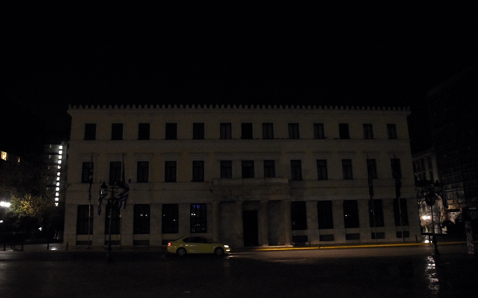 Τα κτίρια-σύμβολα της χώρας συμμετείχαν στην Ώρα της Γης (εικόνες)-3