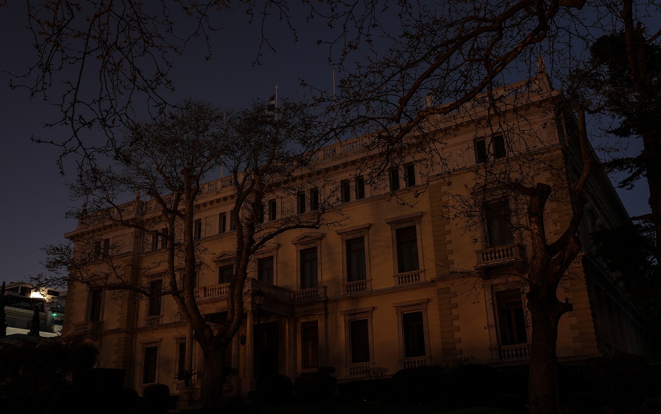 Τα κτίρια-σύμβολα της χώρας συμμετείχαν στην Ώρα της Γης (εικόνες)-4