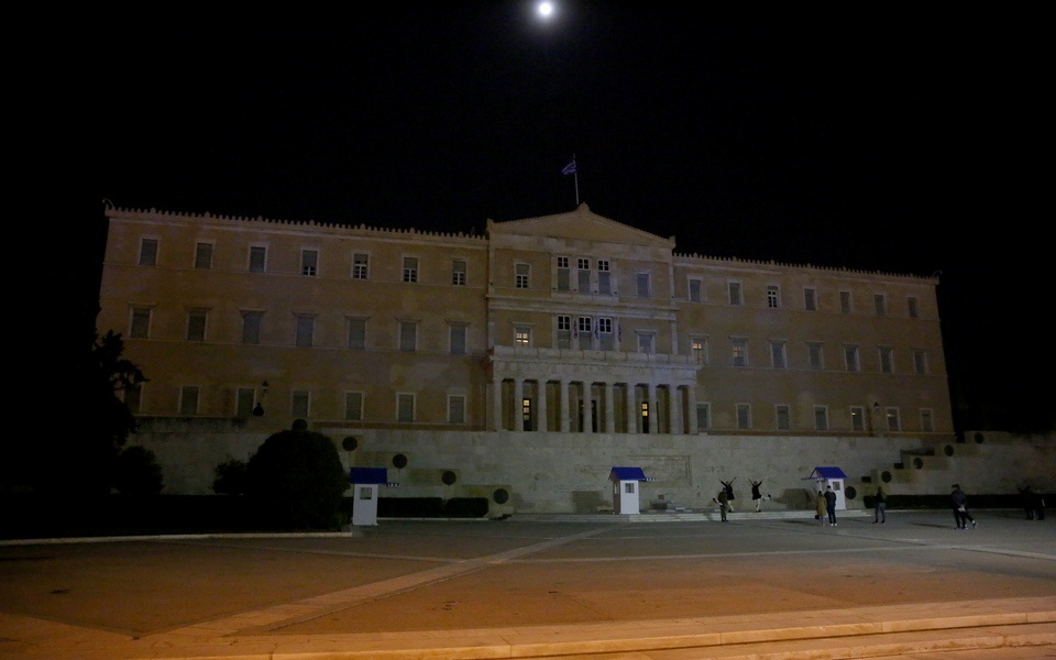 Τα κτίρια-σύμβολα της χώρας συμμετείχαν στην Ώρα της Γης (εικόνες)-1