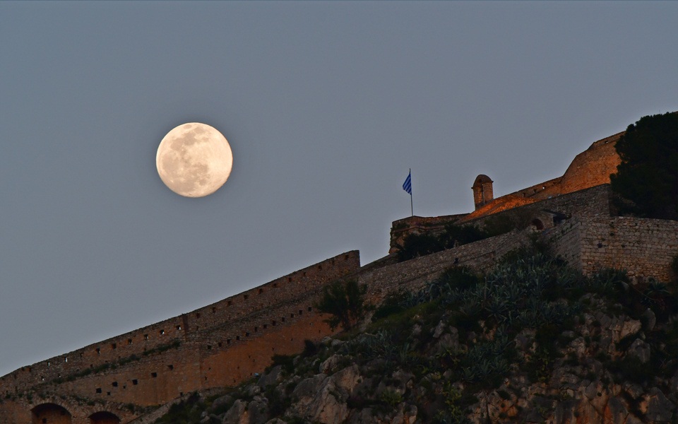 Τα κτίρια-σύμβολα της χώρας συμμετείχαν στην Ώρα της Γης (εικόνες)-5