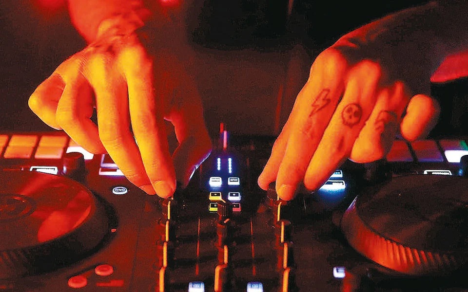 ανοιχτή-επιστολή-δημιουργών-για-ενια-561282880