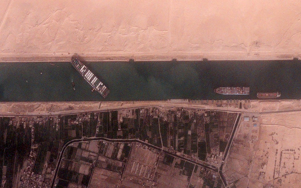 Μέγα κόστος για την παγκόσμια οικονομία από το «μποτιλιάρισμα» του Σουέζ-3