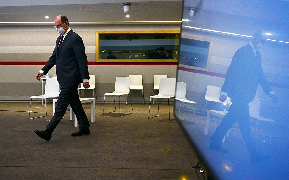 ξανά-σε-αυστηρό-lockdown-το-παρίσι-561299482