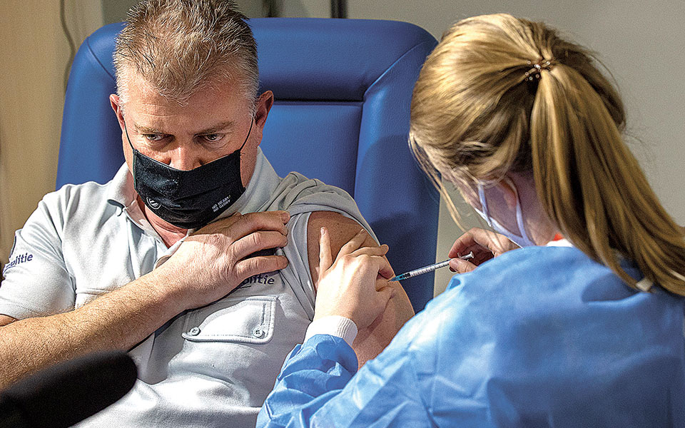 χορήγηση-εμβολίου-της-astrazeneca-και-στους-άνω-561284761