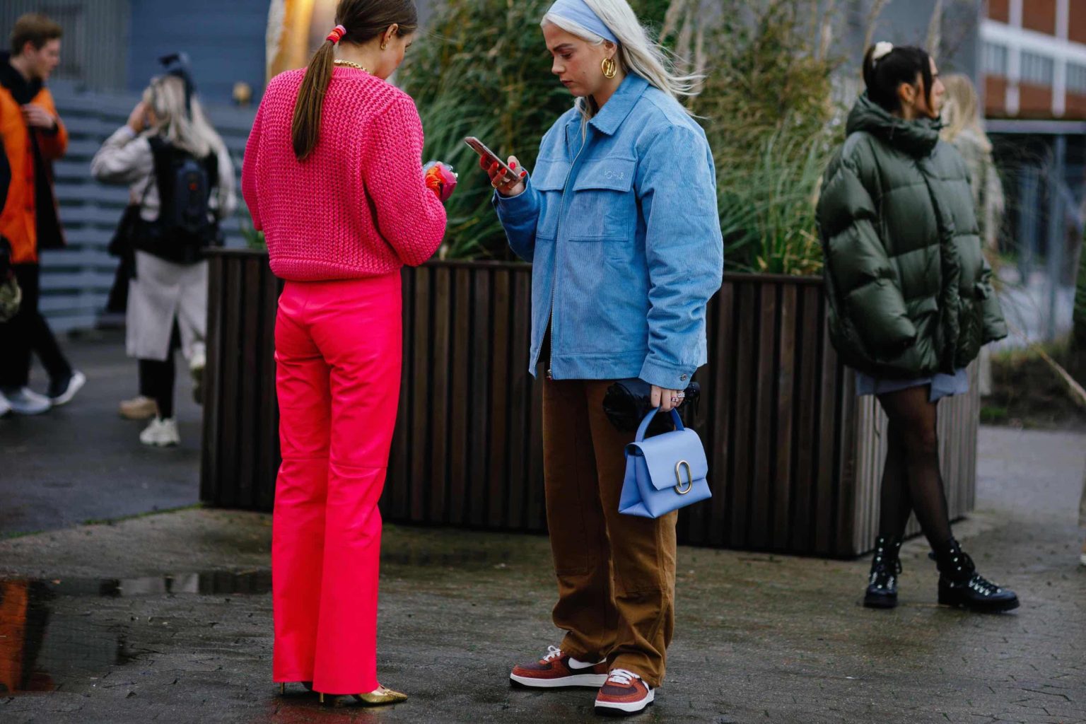 Colorful Dressing: Πινελιές χρώματος για να υιοθετήσετε αυτόν τον μεταβατικό μήνα-1