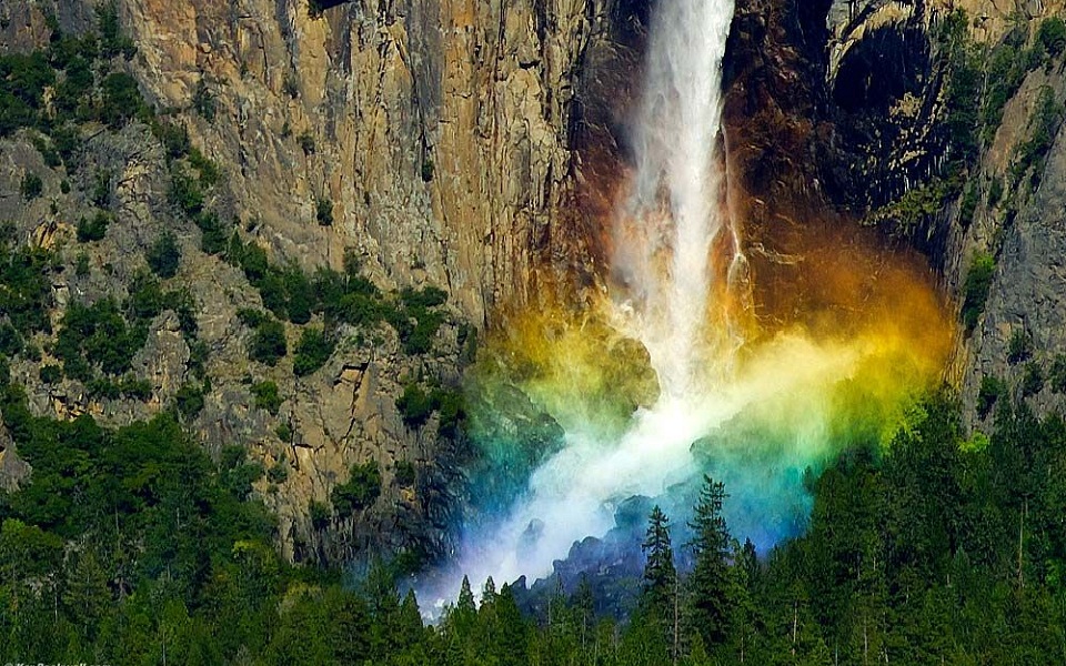 τα-ουράνια-τόξα-στήνουν-χορό-σε-καταρρ-561292138