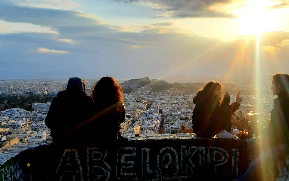 ζεστός-ο-φετινός-χειμώνας-με-θερμότερ-561280555